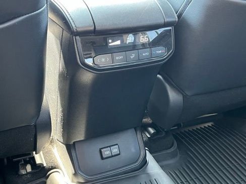 Used 2024 Toyota Highlander XLE image 40