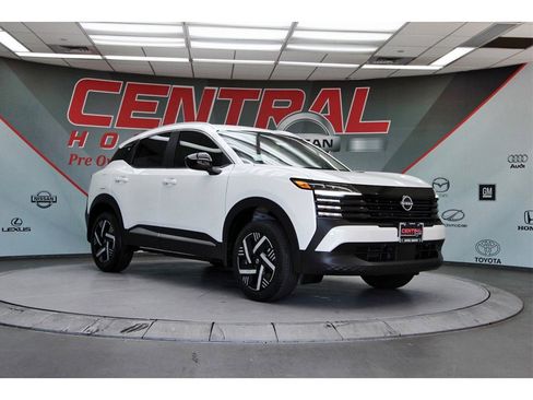 New 2026 Nissan Kicks SV image 1