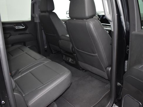 Used 2025 GMC Sierra 1500 SLT image 10