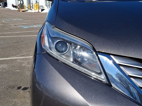 Used 2017 Toyota Sienna Limited image 13