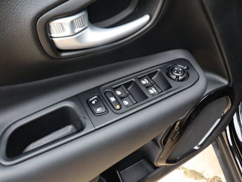 Used 2023 Jeep Renegade Altitude w/ Sun/Sound Group AWD/4WD image 15