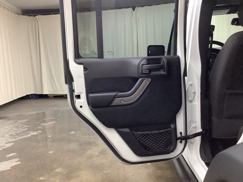 Used 2018 Jeep Wrangler Unlimited Sport S image 13