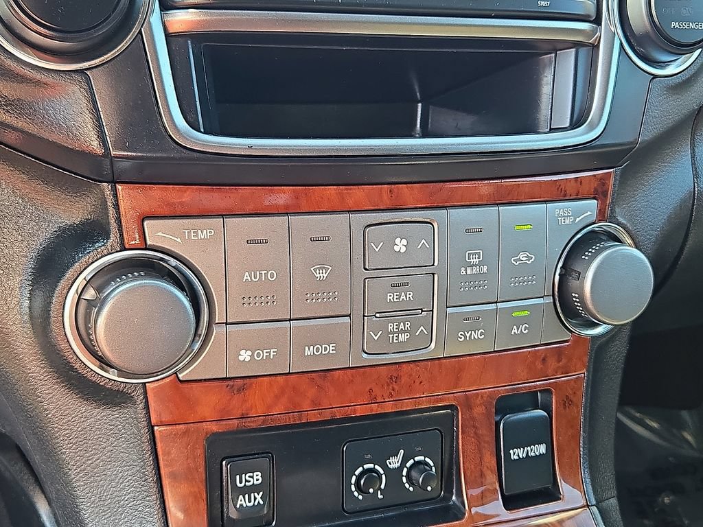Used 2013 Toyota Highlander Limited AWD/4WD image 17