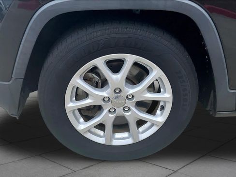 Used 2015 Jeep Cherokee Latitude w/ Comfort/Convenience Group FWD image 11