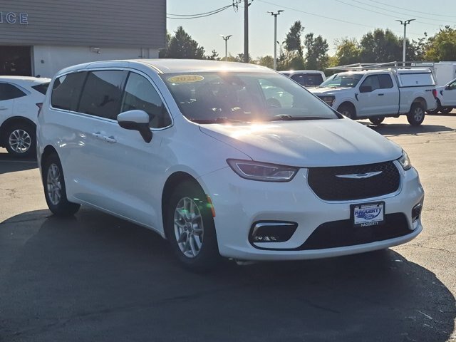 Used 2023 Chrysler Pacifica Touring-L FWD image 3