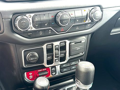 Used 2025 Jeep Wrangler Unlimited Rubicon w/ Convenience Group AWD/4WD image 33
