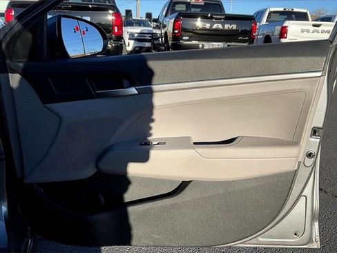 Used 2019 Hyundai Elantra SE image 19