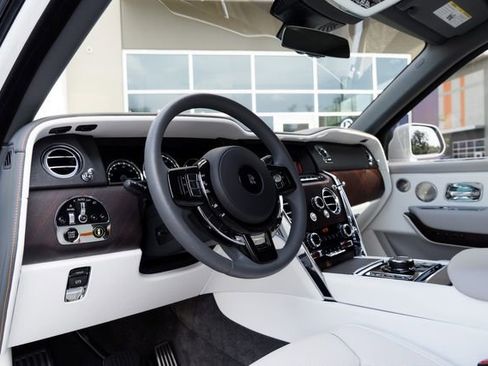 Used 2023 Rolls-Royce Cullinan w/ Cullinan Package image 34