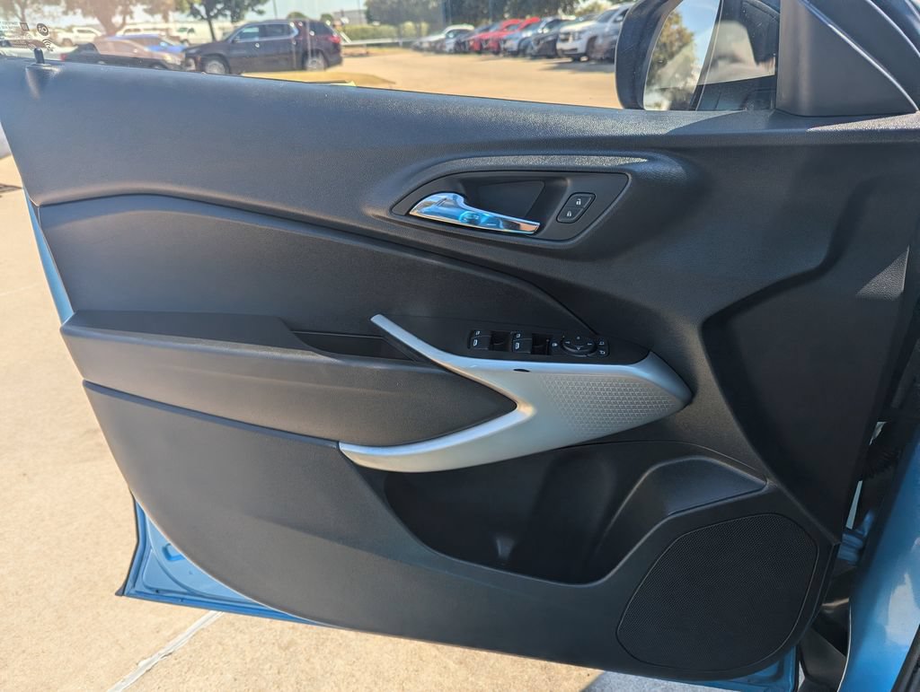Used 2025 Chevrolet Trax RS FWD image 13