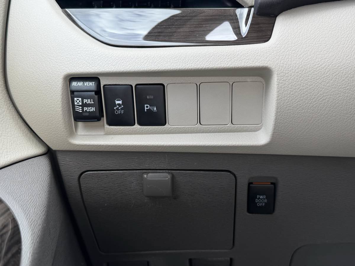 Used 2018 Toyota Sienna XLE Premium FWD image 29