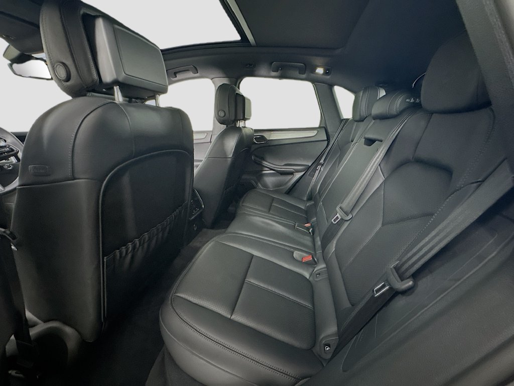 Certified 2025 Porsche Macan AWD/4WD image 24