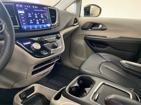 Used 2024 Chrysler Pacifica Touring-L image 34