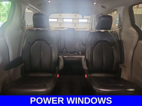 Used 2022 Chrysler Pacifica Touring-L FWD image 13