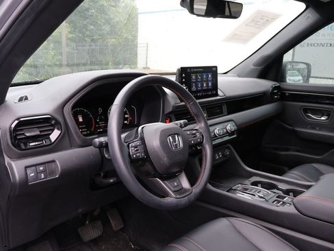 Certified 2025 Honda Pilot TrailSport image 9