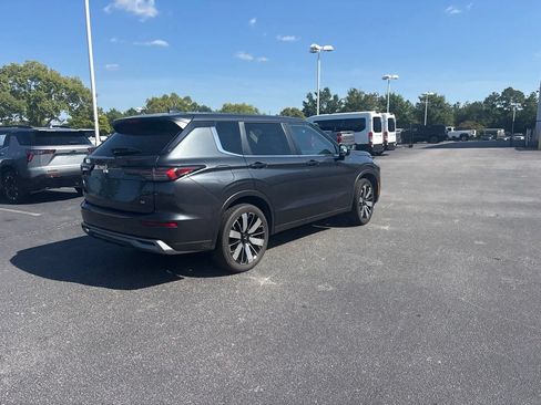 Used 2025 Mitsubishi Outlander SE FWD image 3