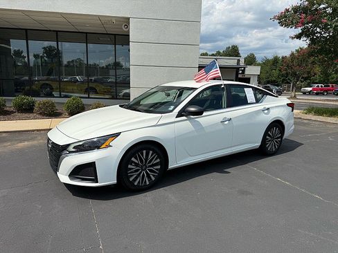 Used 2025 Nissan Altima 2.5 SV FWD image 2