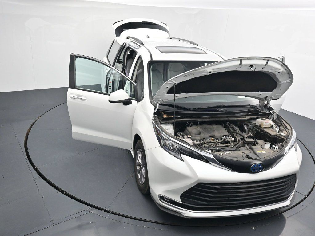 Used 2024 Toyota Sienna XLE FWD image 25