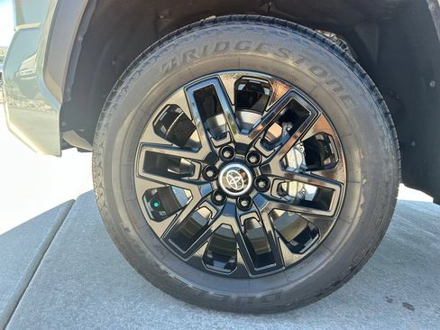 Used 2024 Toyota Tundra Limited AWD/4WD image 33