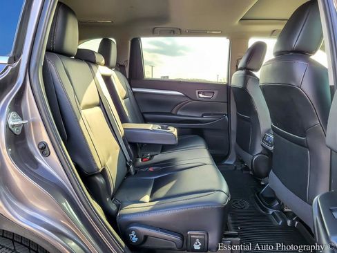 Used 2019 Toyota Highlander XLE AWD/4WD image 32