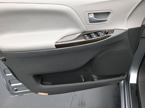 Used 2016 Toyota Sienna XLE image 9