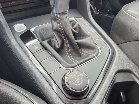 Used 2022 Volkswagen Tiguan SE image 25