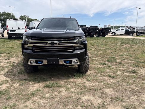 Used 2020 Chevrolet Silverado 1500 High Country w/ Technology Package AWD/4WD image 2