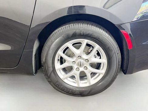 Used 2023 Chrysler Pacifica Touring-L FWD image 23