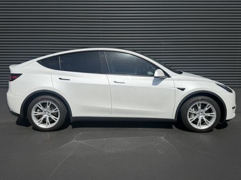 Used 2022 Tesla Model Y Long Range AWD/4WD image 9