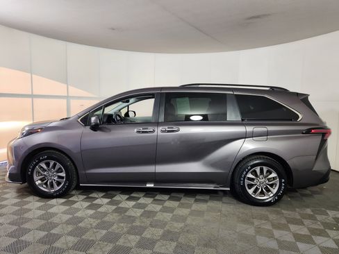 Used 2024 Toyota Sienna XLE image 4
