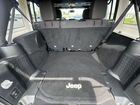 Used 2017 Jeep Wrangler Unlimited Sahara w/ Connectivity Group AWD/4WD image 24