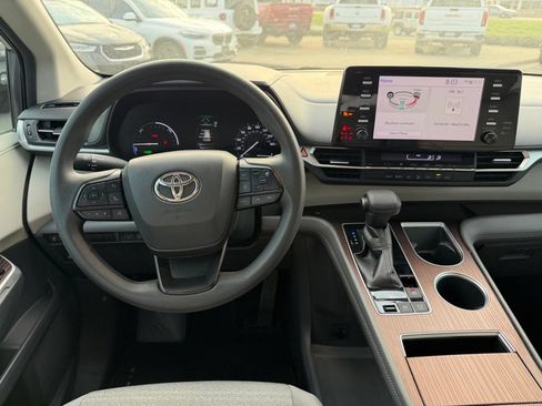 Used 2022 Toyota Sienna LE FWD image 17