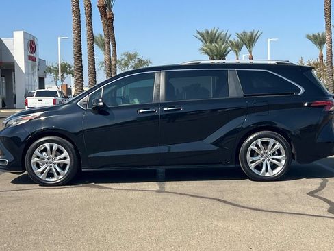 Certified 2023 Toyota Sienna Platinum FWD image 9