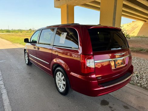 Used 2014 Chrysler Town & Country Touring FWD image 5