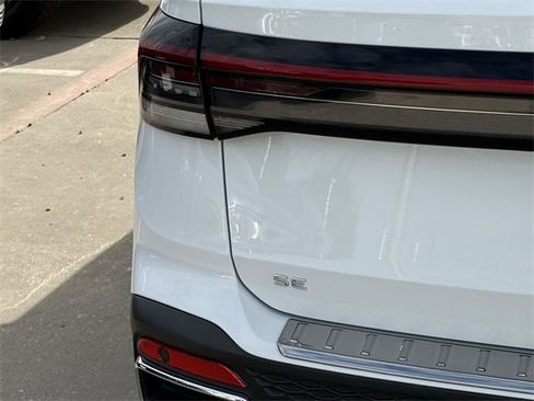 Used 2025 Volkswagen Taos SE image 6