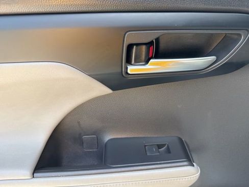 Used 2022 Toyota Highlander XLE image 18