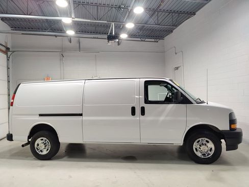 Used 2024 Chevrolet Express 3500 Extended w/ Driver Convenience Package RWD image 5