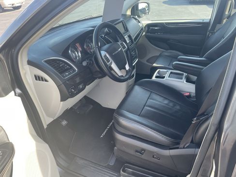 Used 2016 Chrysler Town & Country Touring FWD image 12