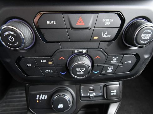 Used 2023 Jeep Renegade Latitude AWD/4WD image 27