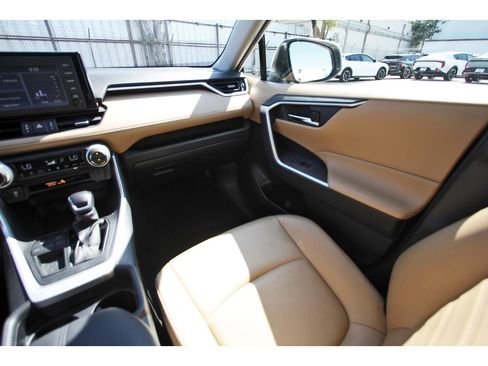 Used 2019 Toyota RAV4 XLE Premium FWD image 12