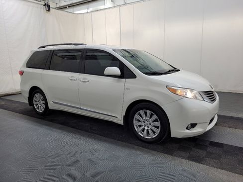 Used 2017 Toyota Sienna XLE w/ XLE Navigation Package AWD/4WD image 11
