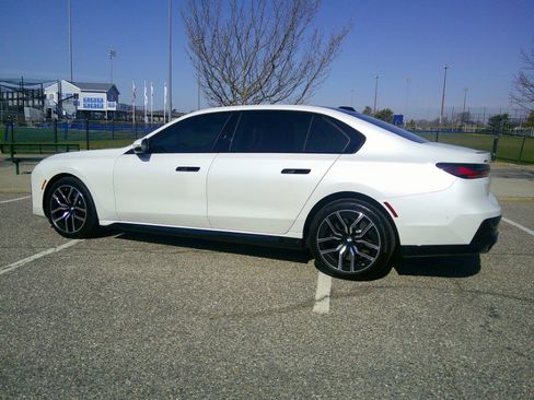 Used 2025 BMW 760i xDrive w/ Executive Package image 19