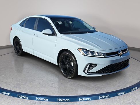 Used 2025 Volkswagen Jetta SE w/ Sunroof Package image 4