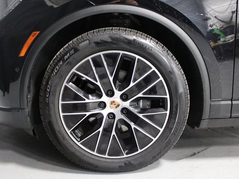 Certified 2025 Porsche Macan Electric image 16