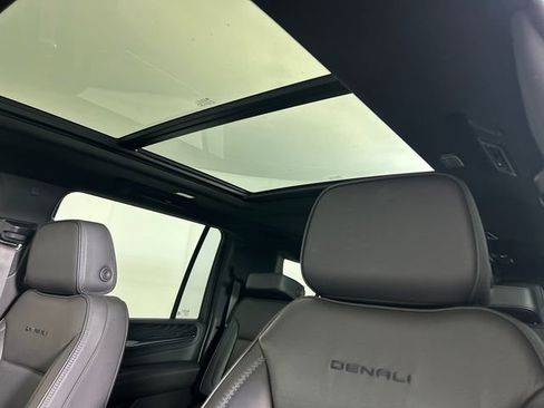 Used 2022 GMC Yukon XL Denali AWD/4WD image 11