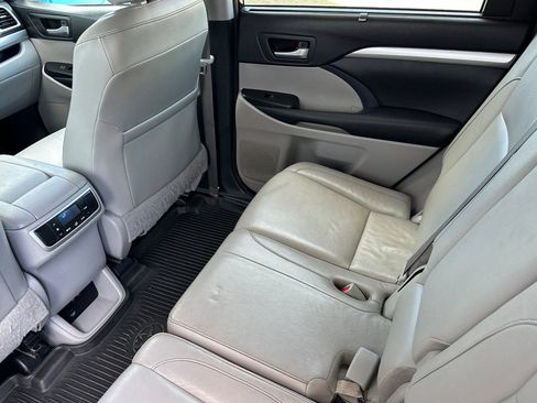 Used 2017 Toyota Highlander XLE AWD/4WD image 8