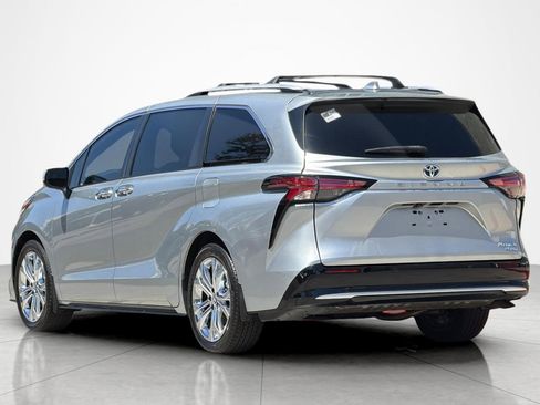 Used 2023 Toyota Sienna Platinum FWD image 3