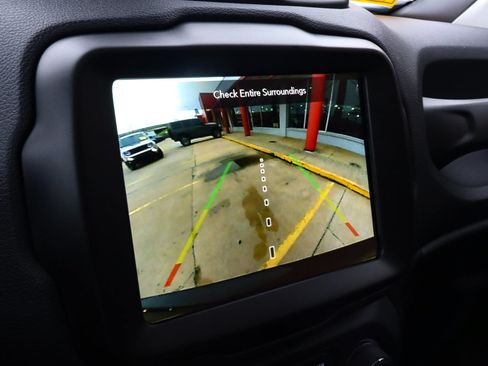 Used 2023 Jeep Renegade Altitude w/ Sun/Sound Group AWD/4WD image 12