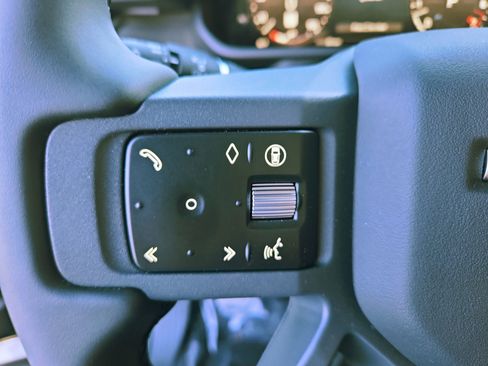 Used 2025 Land Rover Defender 110 S image 17