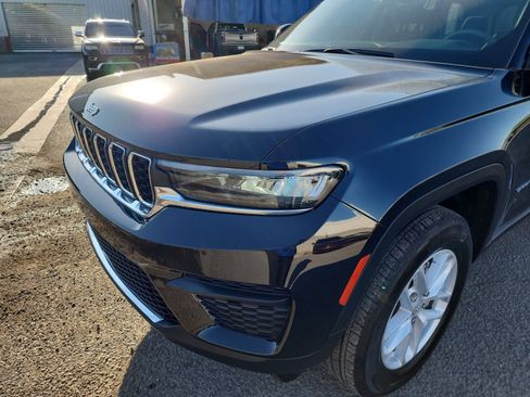 Used 2023 Jeep Grand Cherokee Laredo w/ Luxury Tech Group I RWD image 11