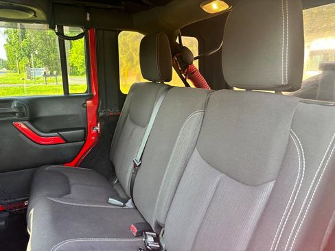 Used 2014 Jeep Wrangler Unlimited Sahara w/ Connectivity Group image 19